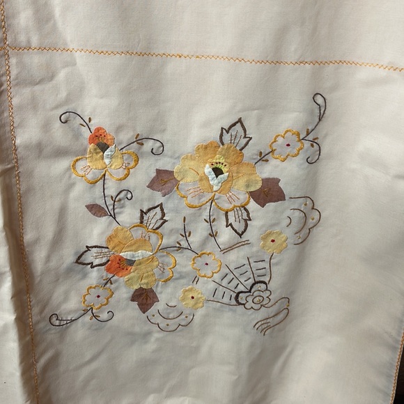 VINTAGE TABLECLOTH W/ FLOWER EMBROIDERY and appliqués 12 napkins - Picture 4 of 8